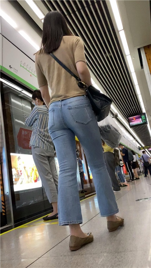 等地铁的紧牛小姐姐[997M/MP4]