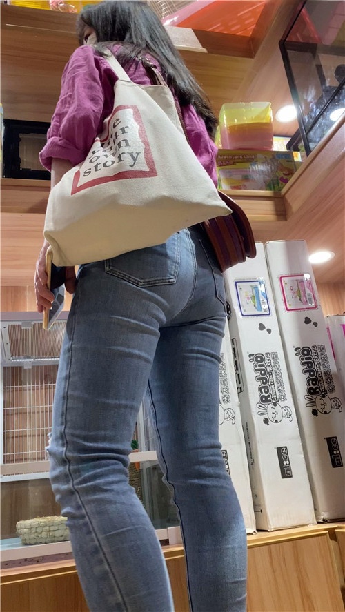 商场里的牛仔裤小姐姐[1.73G/MP4]