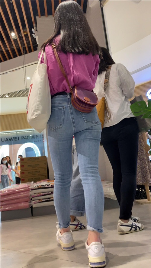 商场里的牛仔裤小姐姐[1.73G/MP4]