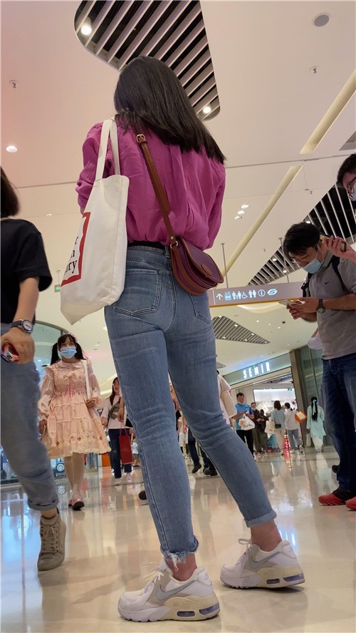 商场里的牛仔裤小姐姐[1.73G/MP4]