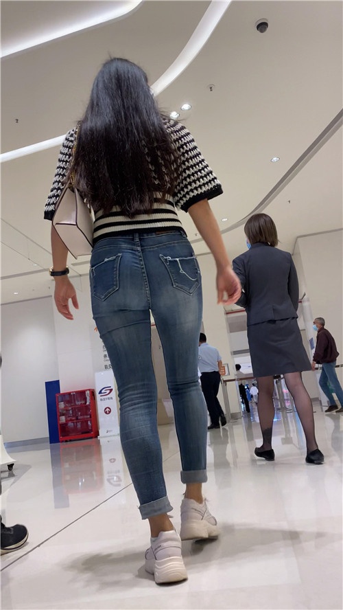 紧身牛仔长发美女[1.94G/MP4]