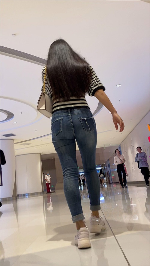 紧身牛仔长发美女[1.94G/MP4]