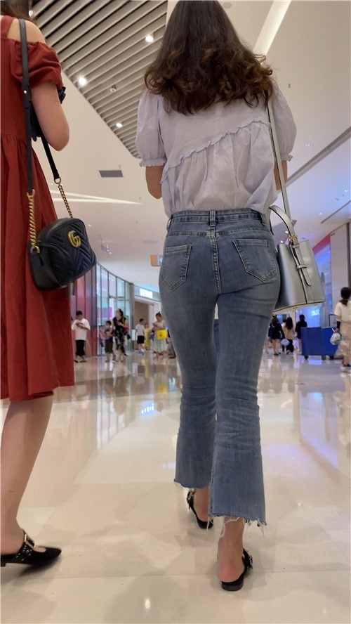 紧身牛仔小姐姐[3.47G/MP4]