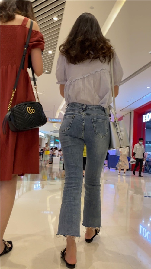 紧身牛仔小姐姐[3.47G/MP4]