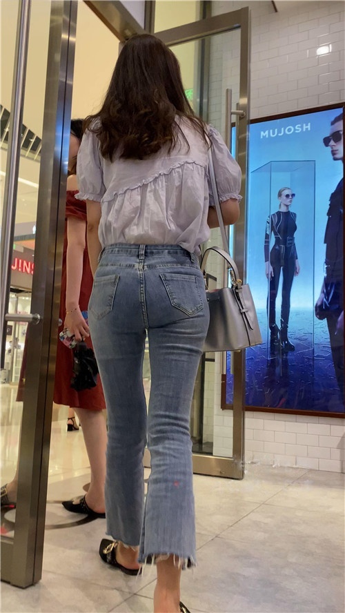 紧身牛仔小姐姐[3.47G/MP4]