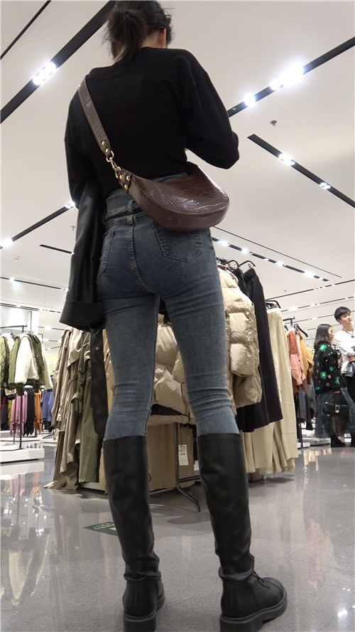 高挑的紧牛美女[4.57G/MP4]