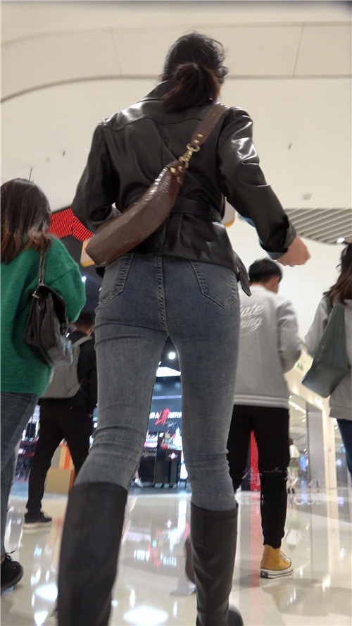 高挑的紧牛美女[4.57G/MP4]