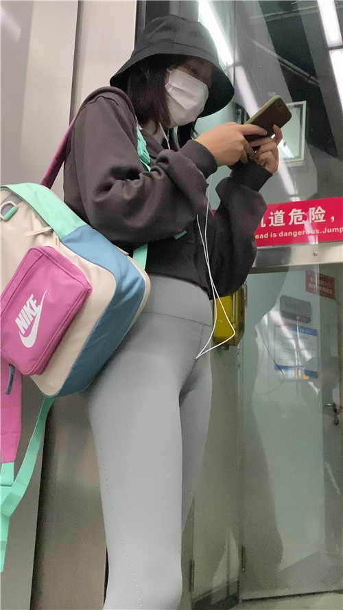 灰色瑜伽裤美女[4.62G/MP4]