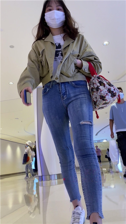 紧身牛仔裤美女[543M/MP4]