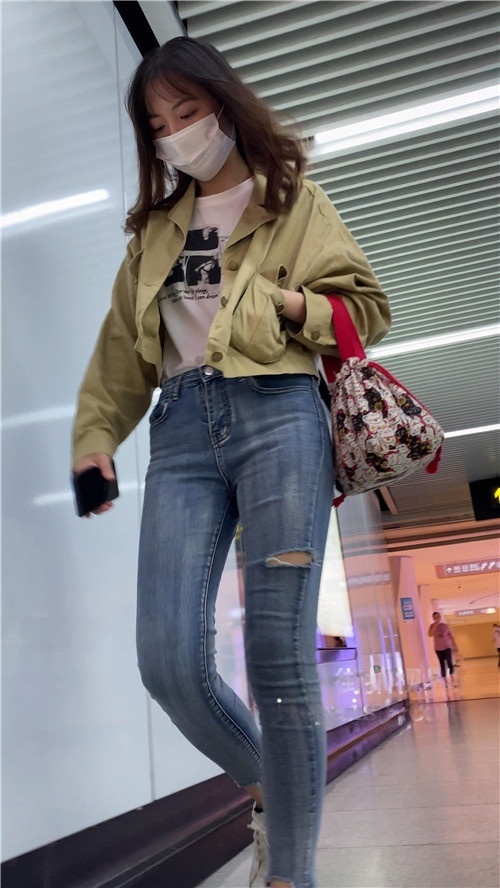 紧身牛仔裤美女[543M/MP4]