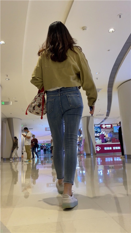 紧身牛仔裤美女[543M/MP4]