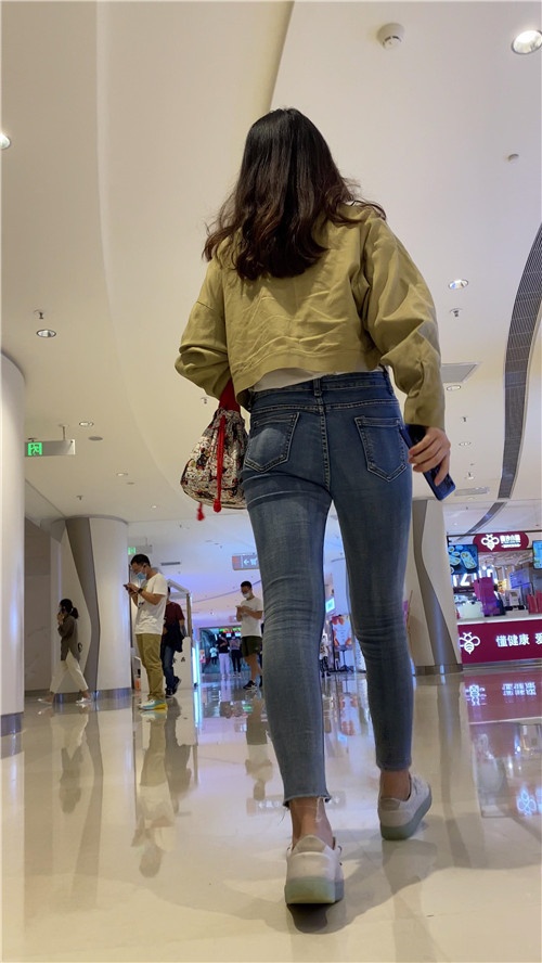 紧身牛仔裤美女[543M/MP4]