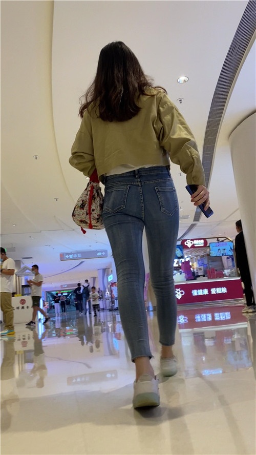 紧身牛仔裤美女[543M/MP4]