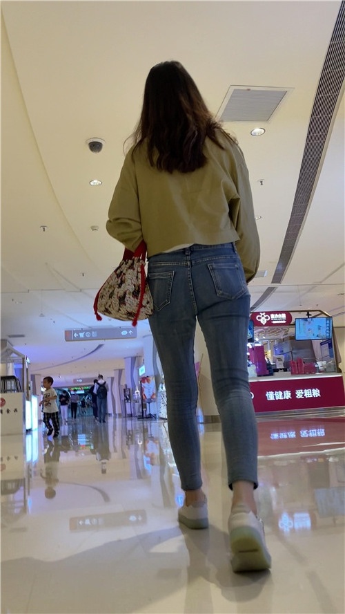 紧身牛仔裤美女[543M/MP4]