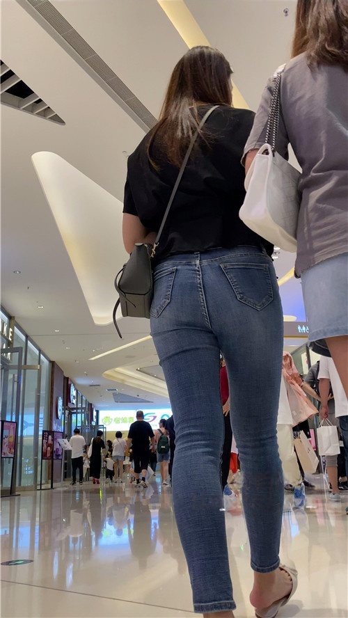 蓝色肉肉的牛仔裤小姐姐[610M/MP4]