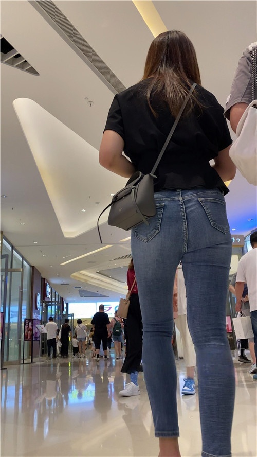 蓝色肉肉的牛仔裤小姐姐[610M/MP4]