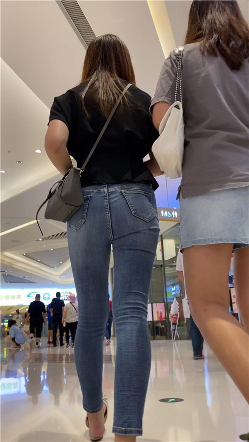 蓝色肉肉的牛仔裤小姐姐[610M/MP4]