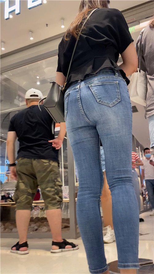 蓝色肉肉的牛仔裤小姐姐[610M/MP4]