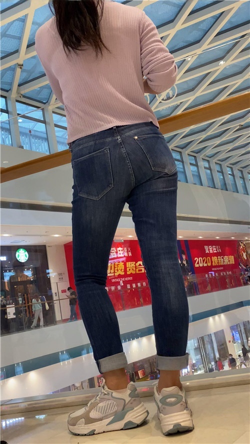 韵味蓝牛丰腴美女[2.63G/MP4]