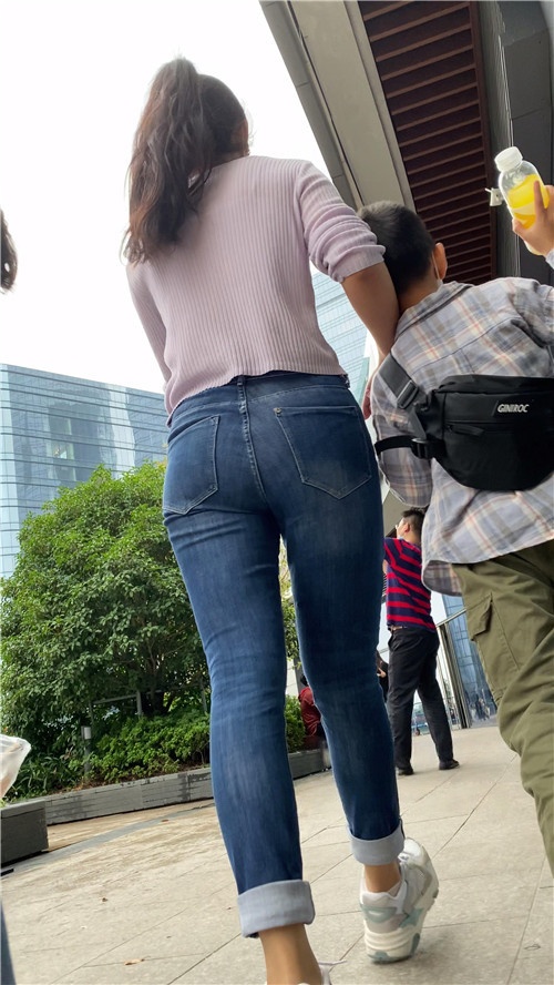 韵味蓝牛丰腴美女[2.63G/MP4]