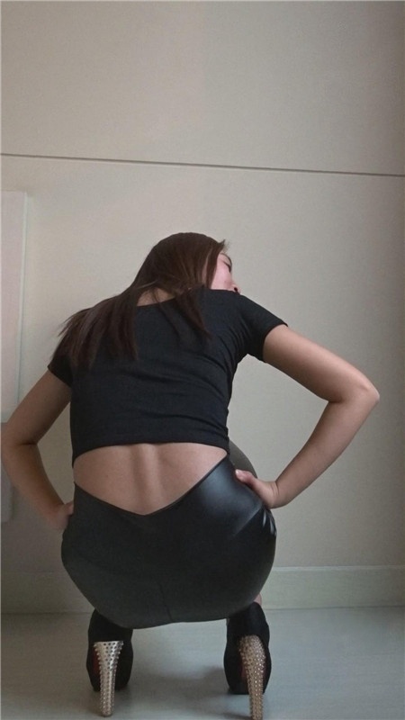 模拍黑色紧身皮裤美女（一）[1.4G/MP4]