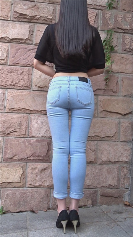 模拍黑衣牛仔露腰美女（一）[2.25G/MP4]