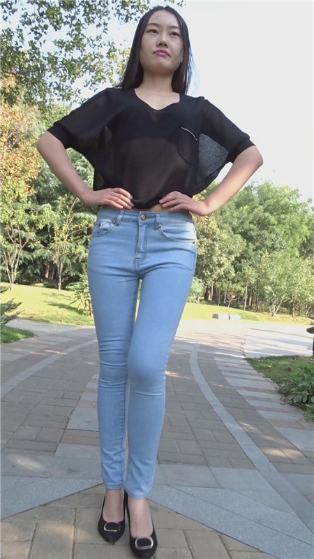 模拍黑衣牛仔露腰美女（二）[1.79G/MP4]