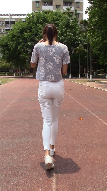 模拍漂亮的清纯白裤美女[1.07G/MP4]