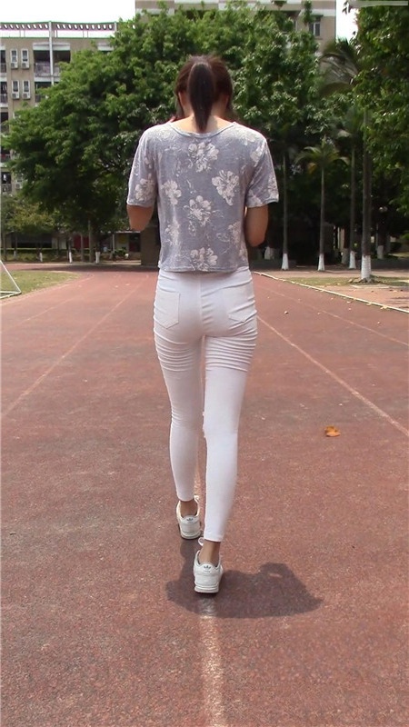 模拍漂亮的清纯白裤美女[1.07G/MP4]