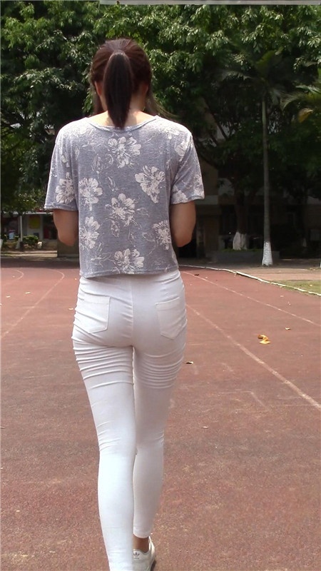 模拍漂亮的清纯白裤美女[1.07G/MP4]