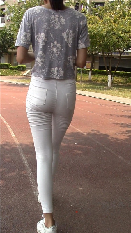 模拍漂亮的清纯白裤美女[1.07G/MP4]