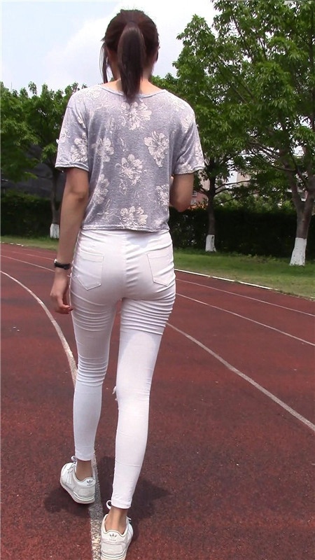 模拍漂亮的清纯白裤美女[1.07G/MP4]