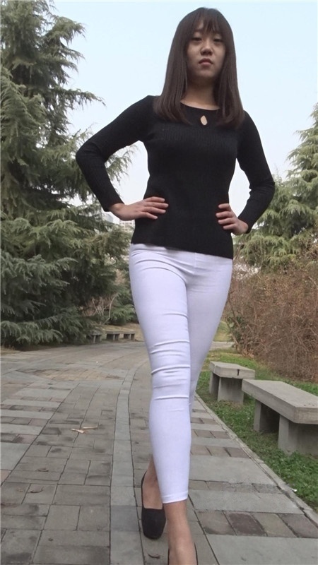 模拍漂亮的白裤紧身美女（一）[1.62G/MP4]