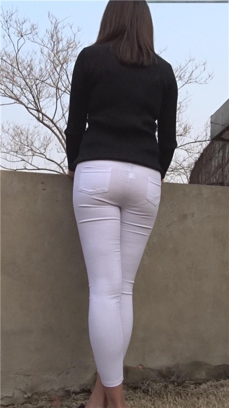 模拍漂亮的白裤紧身美女（二）[2.94G/MP4]