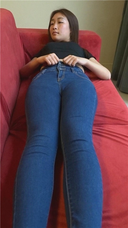 模拍漂亮的牛仔美女（二）[2.44G/MP4]