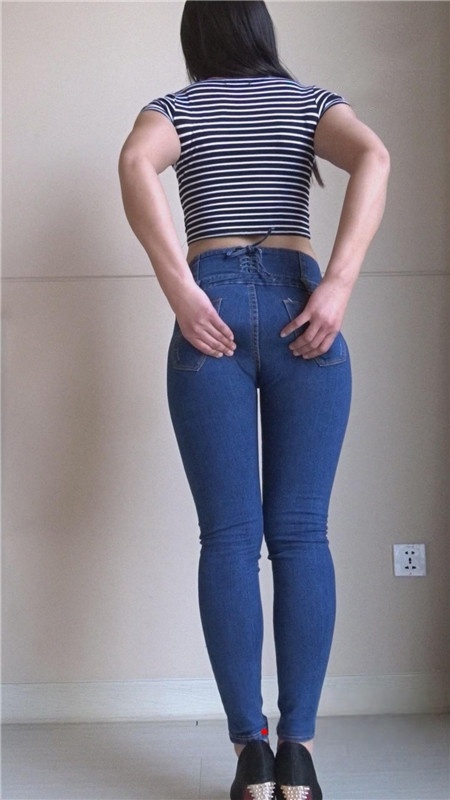 模拍诱人的蓝牛仔美女（二）[1.37G/MP4]