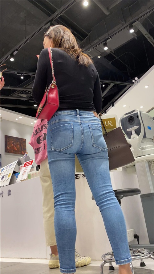 蓝色牛仔裤美女[537M/MP4]