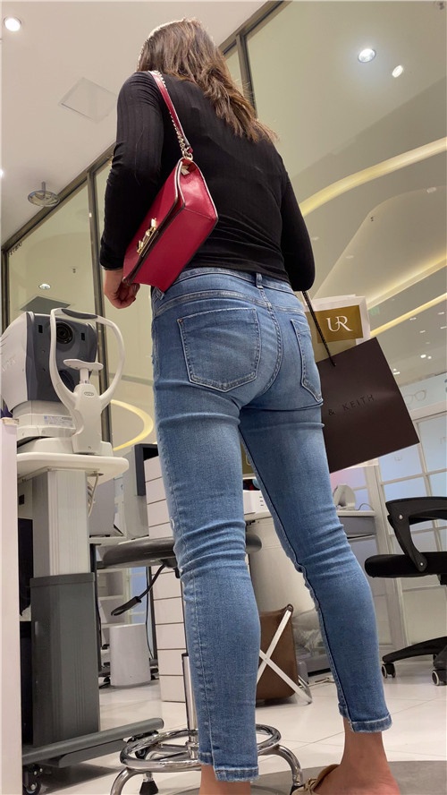 蓝色牛仔裤美女[537M/MP4]