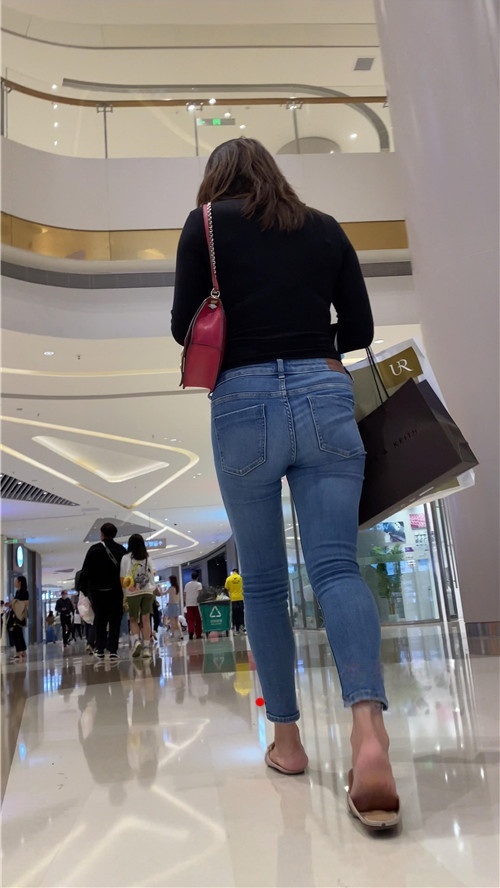 蓝色牛仔裤美女[537M/MP4]