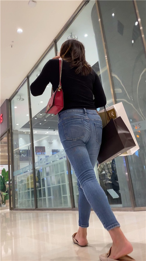 蓝色牛仔裤美女[537M/MP4]