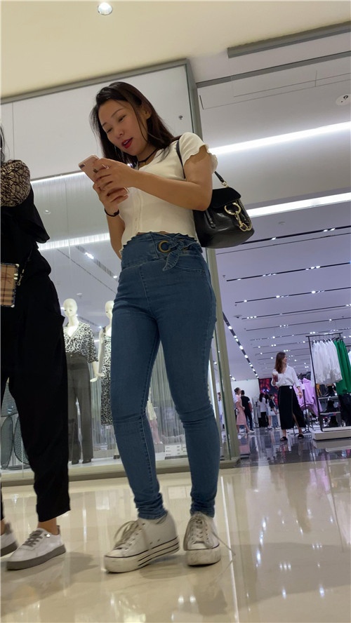 蓝色高腰牛仔裤美女[3.19G/MP4]