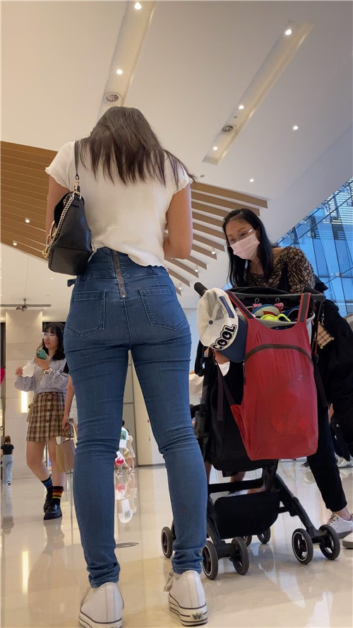 蓝色高腰牛仔裤美女[3.19G/MP4]