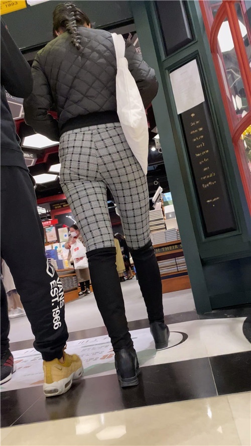 黑色高靴紧身裤小姐姐[3.08G/MP4]