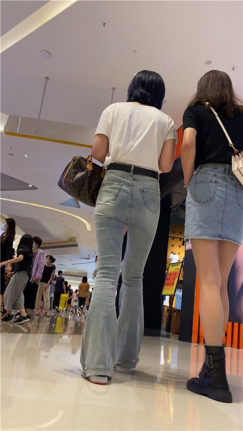 商场里的灰牛小姐姐[1.2G/MP4]