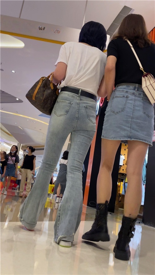 商场里的灰牛小姐姐[1.2G/MP4]