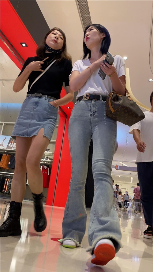 商场里的灰牛小姐姐[1.2G/MP4]