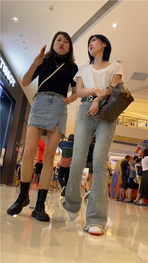 商场里的灰牛小姐姐[1.2G/MP4]