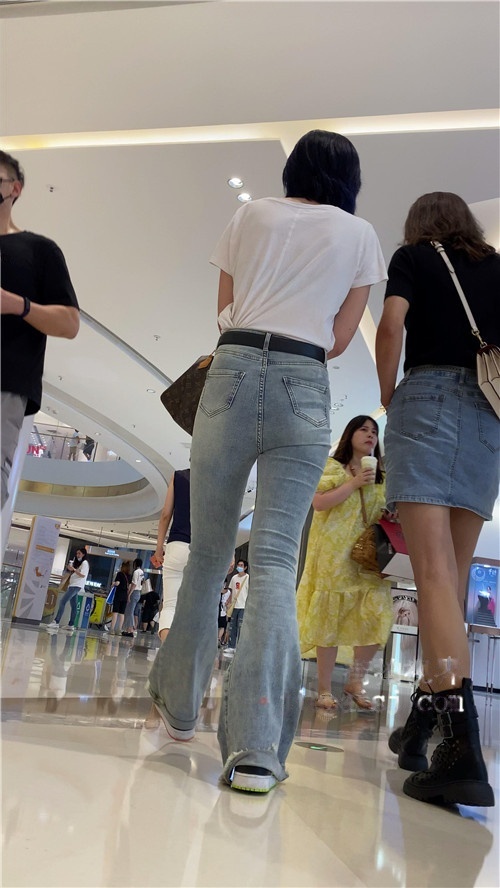 商场里的灰牛小姐姐[1.2G/MP4]