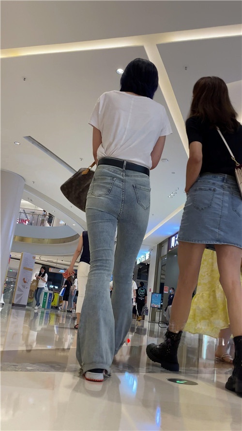 商场里的灰牛小姐姐[1.2G/MP4]