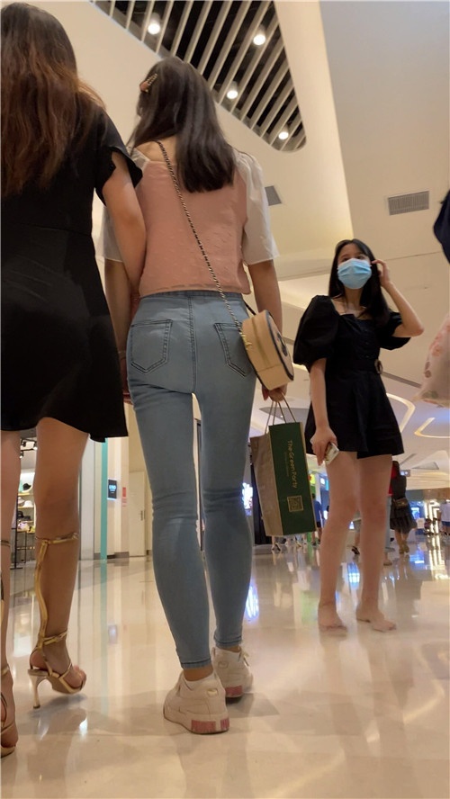 圆润牛仔美女[2.29G/MP4]